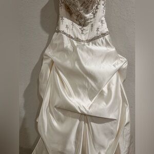 Elegant Cream Strapless Wedding Dress